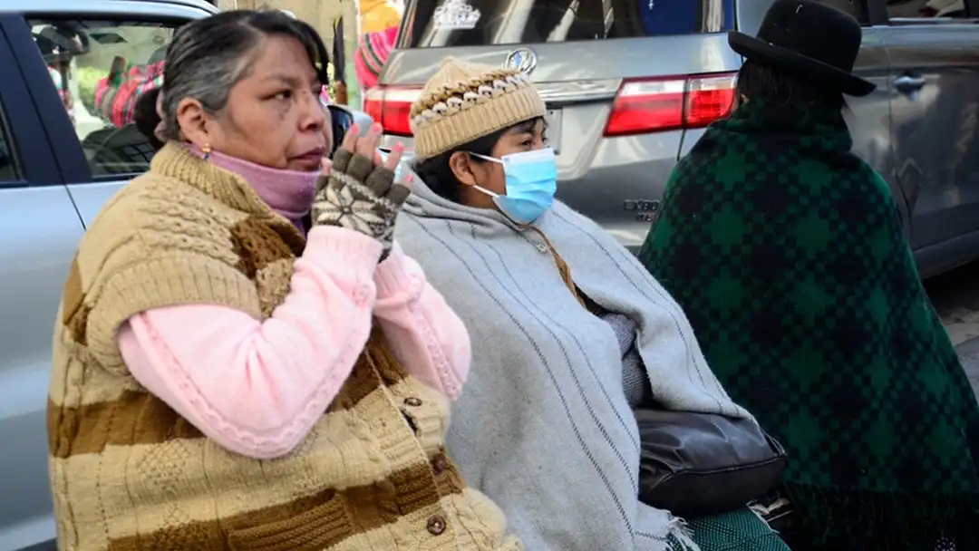 Mujeres abrigadas, por el frio en la ciudad de La Paz.