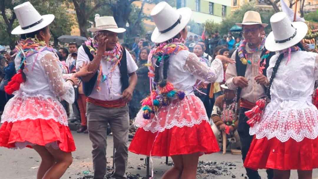 Carnaval en Bolivia inicia oficialmente con le Jueves de Comadres.