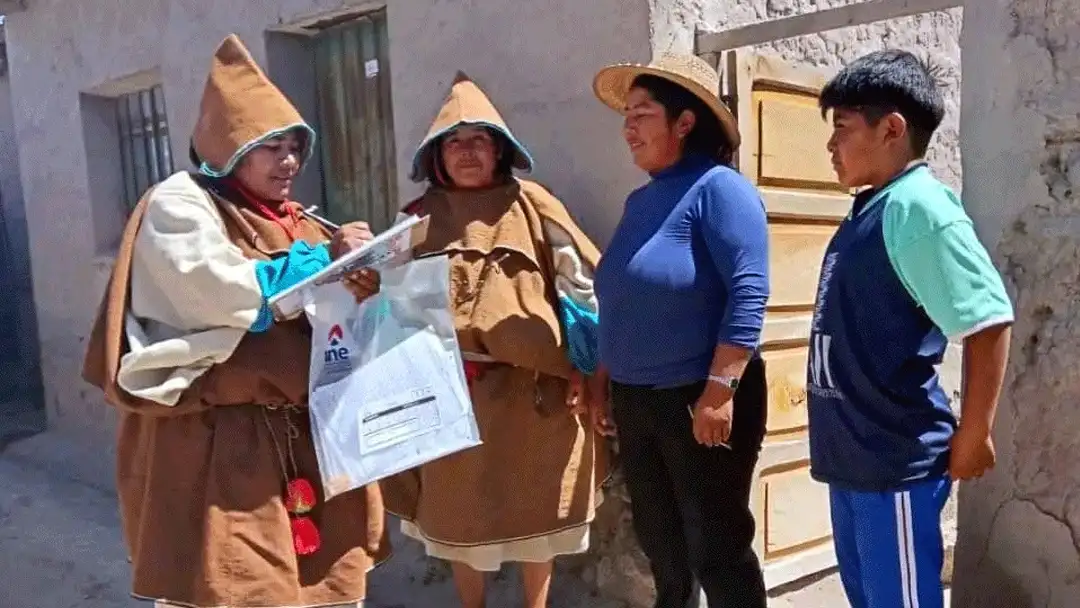 Una censista voluntaria en la autonomía indígena Uru Chipaya, en Oruro.