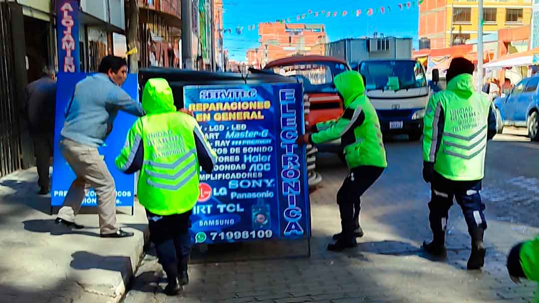 Alcaldía decomisa letreros que incumplen normas obstruyendo las aceras de calles comerciales de Villa Dolores de El Alto.