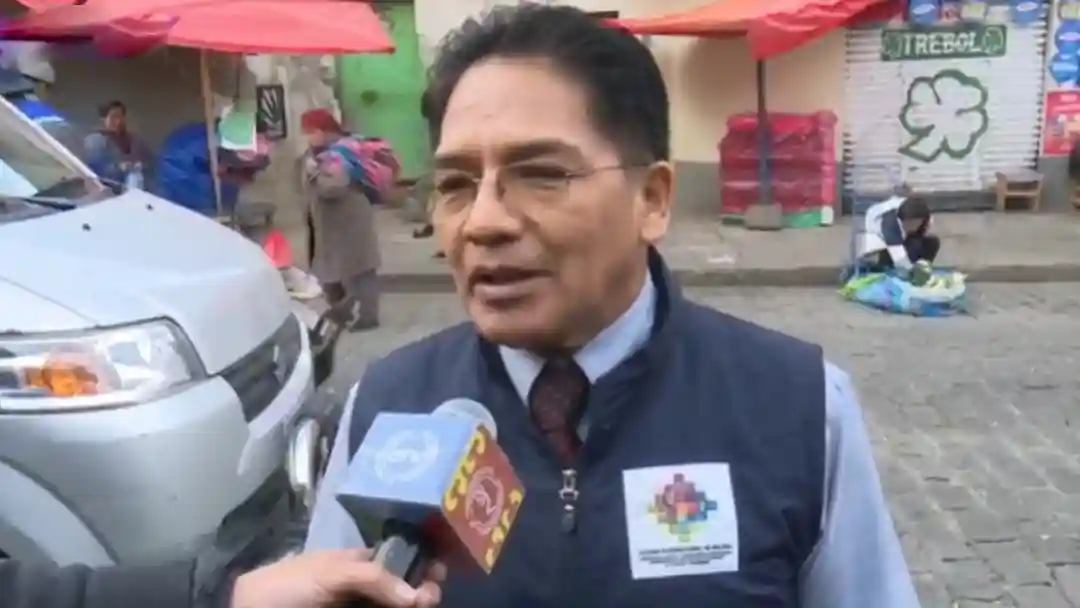 El Viceministro de Defensa del Usuario y del Consumidor, Jorge Silva, en el mercado Rodríguez de la ciudad de La Paz.