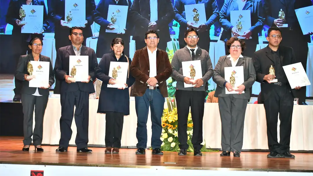 Gobierno distingue a 28 educadores meritorios por el Día del Maestro