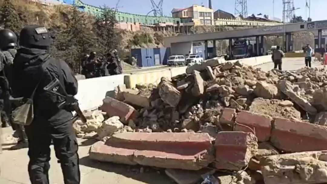 La Policía Boliviana desplazó alrededor de 100 efectivos para resguardar el peaje de la Autopista El Alto – La Paz.