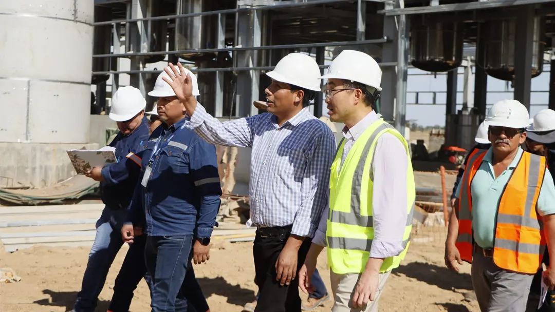 El gerente general de Emapa, Franklin Flores, inspecciona la Planta Industrial de Transformación de Sub-Productos de Soya en San Julián.
