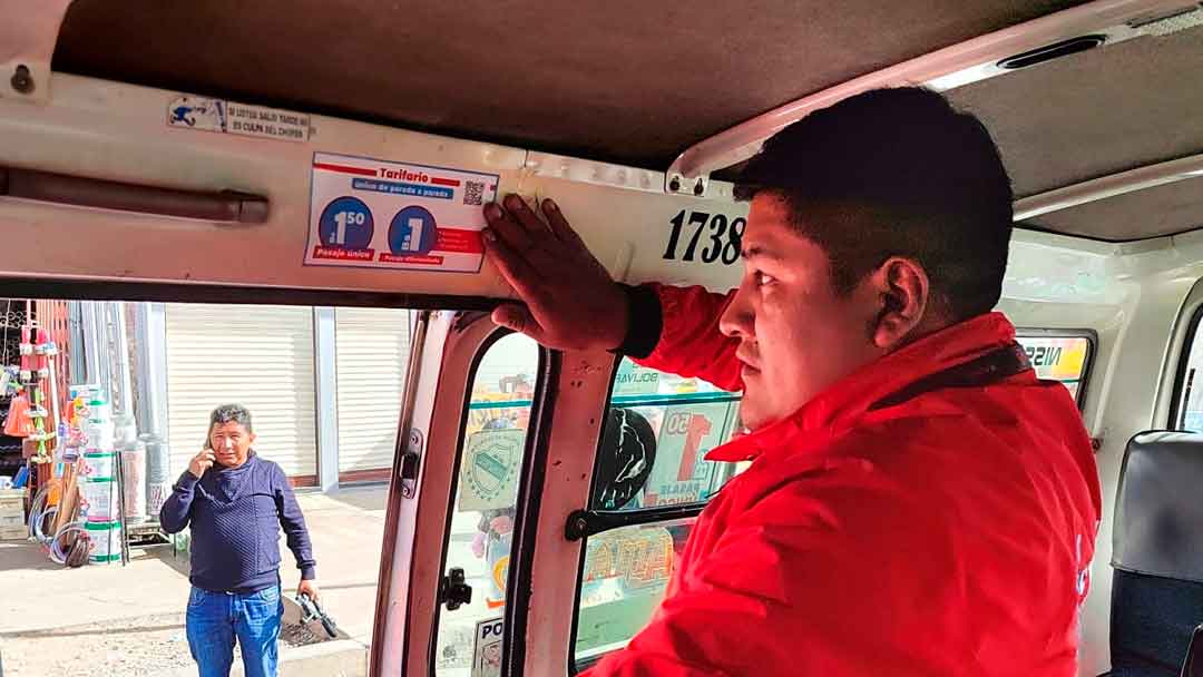 Funcionario de la alcaldía de El Alto realiza pegado de sticker de "tarifa única" Bs 1.50