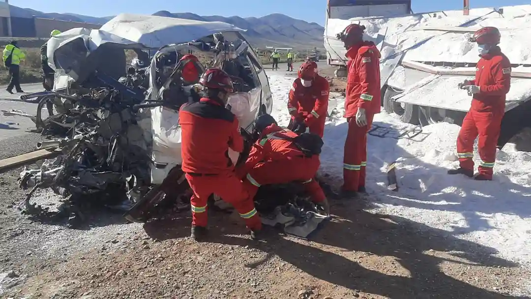 Colisión entre un tráiler y un minibús dejó 14 fallecidos en la carretera Oruro – Potosí