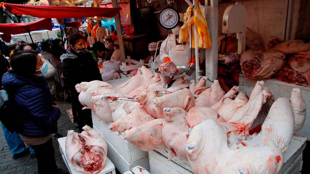 Venta de carne de cerdo en la zona Garita de Lima de la ciudad de La Paz.