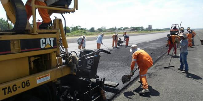 Aeropuerto de Chimoré: Trabajos en la pista de aterrizaje.