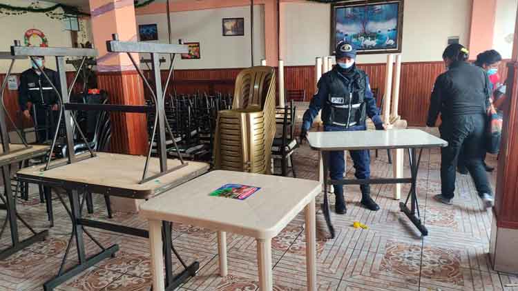 Decomisan sillas y mesas en un bar que operaba ‘camuflado’ como restaurante en la Ceja de El Alto.