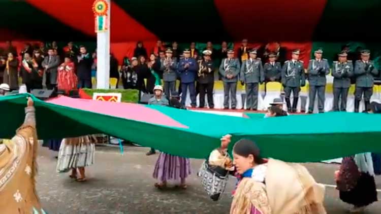 Desfile en un anterior aniversario de la ciudad de El Alto, con fervor cívico llevan la bandera alteña.