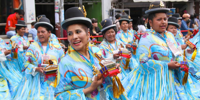Bailarinas de morenada, en la Entrada Folklórica de la Virgen de Guadalupe 2015