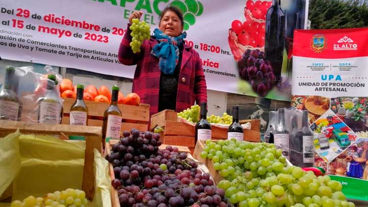 Feria de la uva instalada en la ciudad de El Alto, ofrecen la fruta, tomates y vinos.