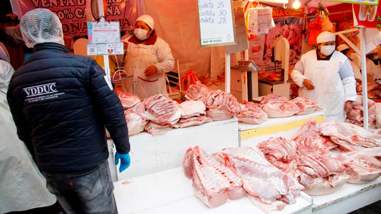 Venta de carne de cerdo en los mercados de la ciudad de La Paz.