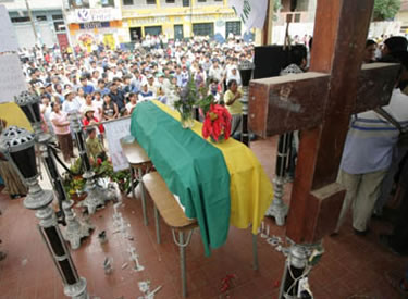 Los restos de David Callizaya fueron velados ayer en la plaza de Caranavi.