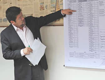 Samuel Doria Medina, líder de Unidad Nacional, explica las irregularidades registradas en las actas de cómputo de votos.