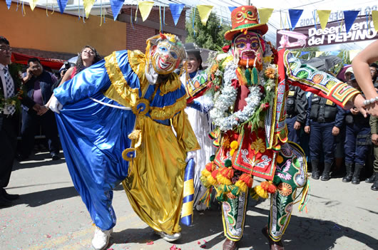 El pepino se reencontró con su amigo, el ch’uta, para llevar adelante el Carnaval paceño.