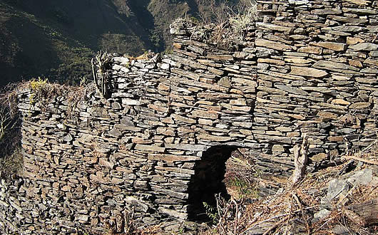 La muralla de entrada al sitio de Katarini