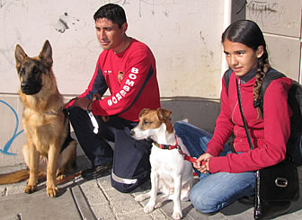 Dos ejemplares caninos y sus dueños