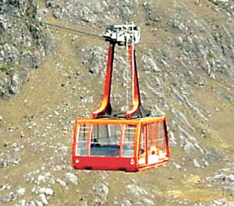 Teleferico se desplaza en una zona montañosa