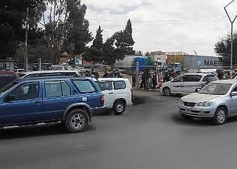 Fila de vehículos indocumentados en la Aduana Nacional de Bolivia.