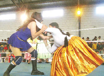Dos luchadoras femeninas hacen las delicias del público en uno de los espectaculos del grupo Líder.