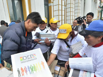 Tribunal Supremo Electoral distribuye cartillas con información de los candidatos.
