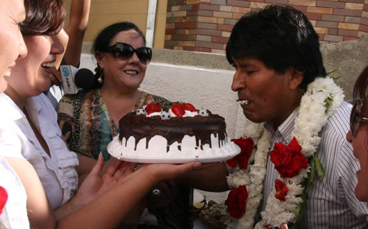 Presidente Evo Morales muerde la torta por su 53 cumpleaños