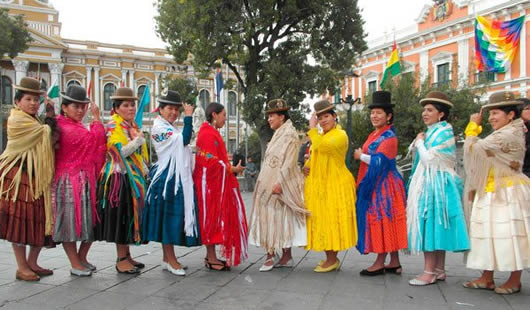Desfile de modas de “La Chola Paceña, Tradición Nuestra”