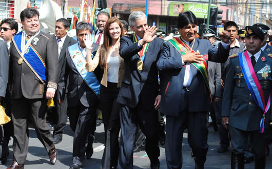 Evo Morales encabeza homenaje a Cochabamba con iza de banderas y ofrendas florales