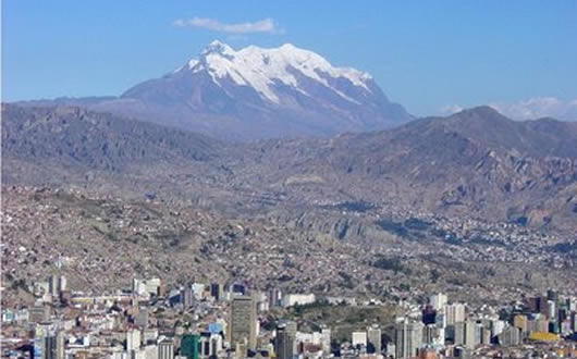 Ciudad de La Paz, el Illimani de fondo
