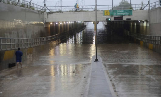 Intensa lluvia inundó uno de los viaductos de la ciudad de Santa Cruz