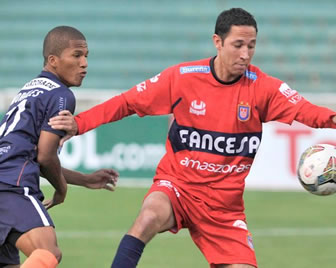 Universitario vs César Vallejo de Perú: Mauricio Saucedo domina el balón ante la marca de un rival peruano.