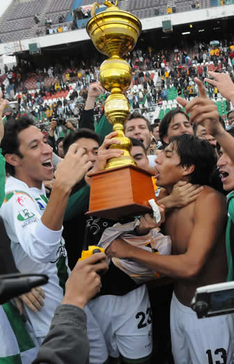 Oriente Petrolero es campeón en cancha y en mesa luego de que Real Potosí desistiera