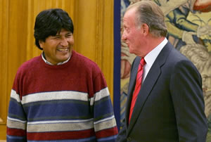 El presidente Evo Morales y el rey de España, Juan Carlos, durante un encuentro en Madrid en septiembre de 2005