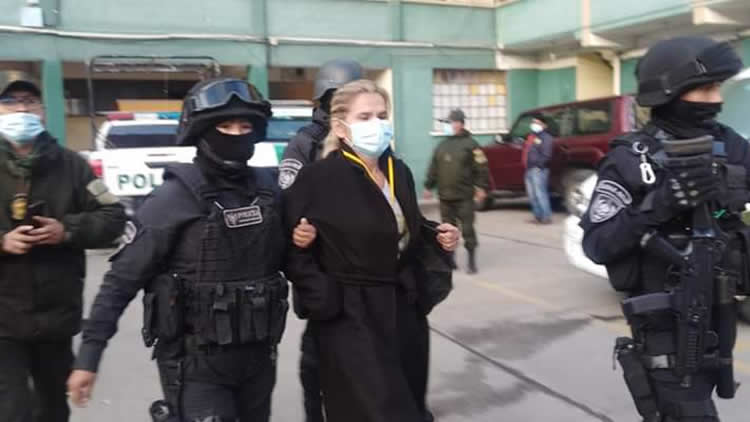 Jeanine Áñez es trasladada a la Fiscalía de la ciudad de La Paz para la toma de declaración fiscal