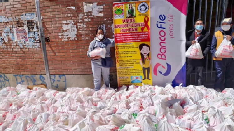 Canastas familiares para familias de pacientes con VIH en El Alto