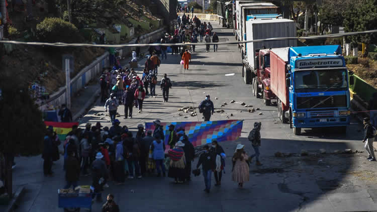 Bloqueos en la ciudad de El Alto, entre puente distribuidor y el peaje de la autopista.