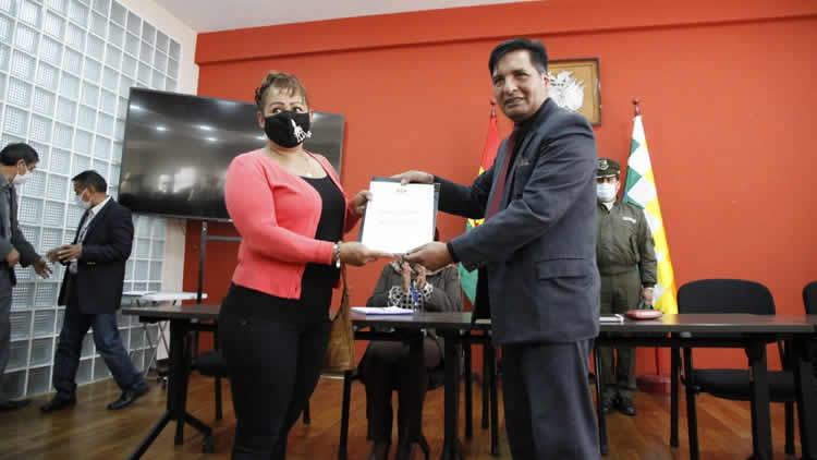 El ministro de Educación Adrián Quelca entrega simbólicamente el diploma de bachiller 2020