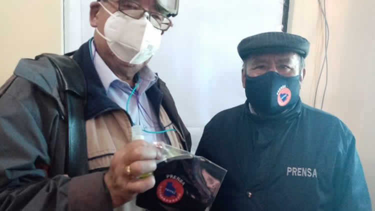 Acto de entrega de los barbijos y alcohol en gel a los periodistas de El Alto