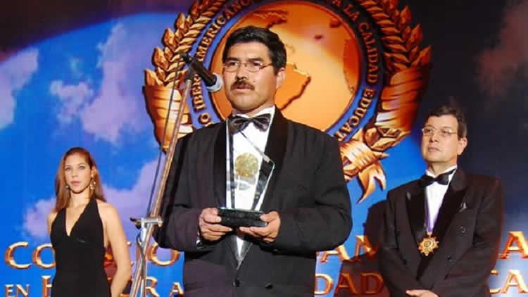 Gonzalo Sánchez Almanza recibió el Doctor Honoris Causa del Consejo Iberoamericano en Ecuador en 2008.