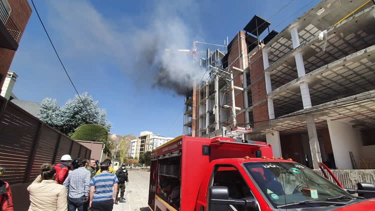 Incendio producido al interior de una construcción en la calle 9 de Calacoto.