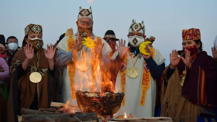 Los gobernantes electos, Luis Arce y David Choquehuanca, durante la ceremonia andina celebrada este viernes en Tiwanaku. 