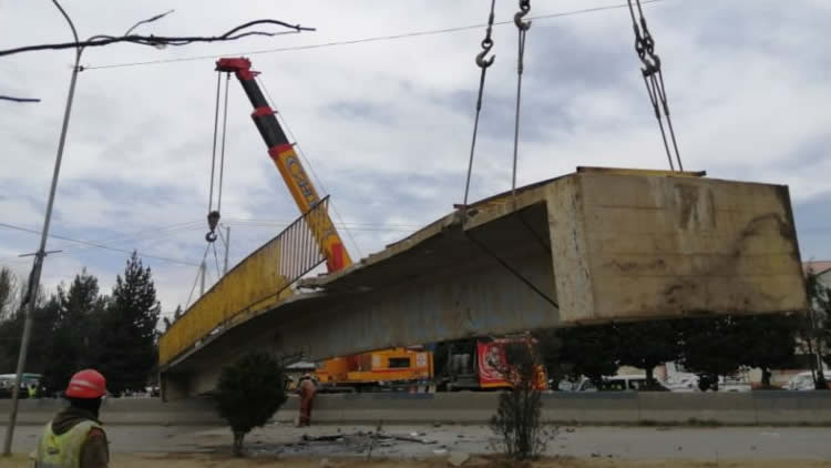 Volqueta provoca la caída de una pasarela en la Av. 6 de Marzo de El Alto.