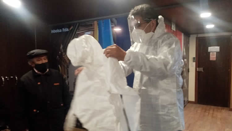 Lucas Yujra, ejecutivo de la FSTPEA recibe los trajes de bioseguridad.