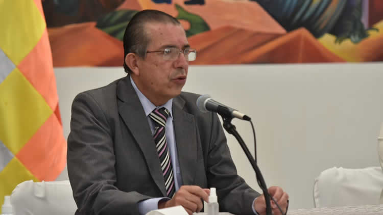 El Ministros de Salud, Edgar Pozo, en conferencia de prensa.
