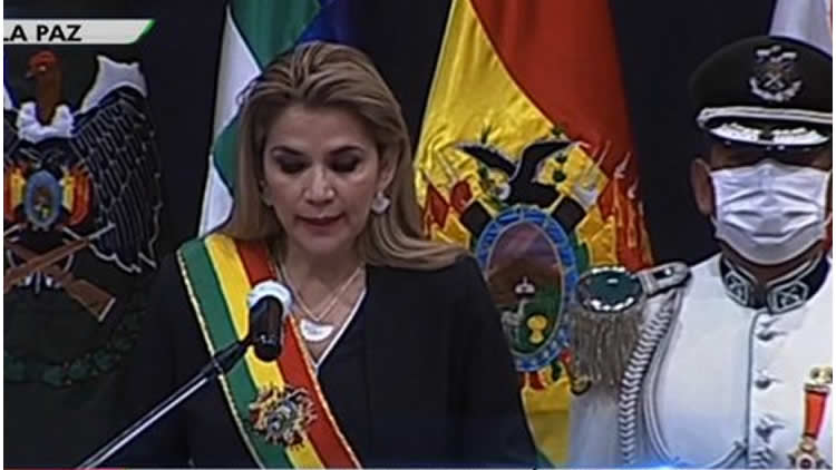 La presidenta de Bolivia, Jeanine Ánez, en el acto de homenaje a la policía boliviana.