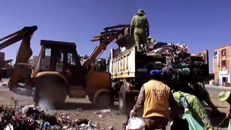 Recojo de basura en la ciudad de El Alto, después del bloqueo en Villa Ingenio.