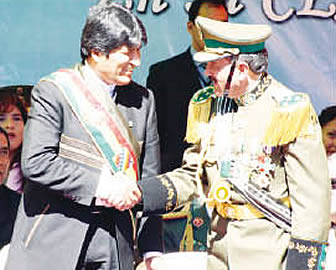 Evo Morales saluda al Comandante de la Policía Boliviana.