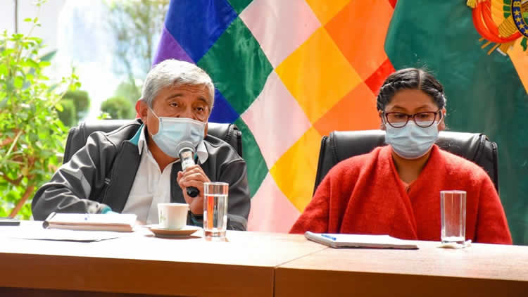 Alcalde de La Paz, Iván Arias, en reunión con la alcaldesa de El Alto, Eva Copa en el municipio alteño.