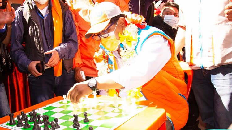Carlos Condori jugando ajedrez